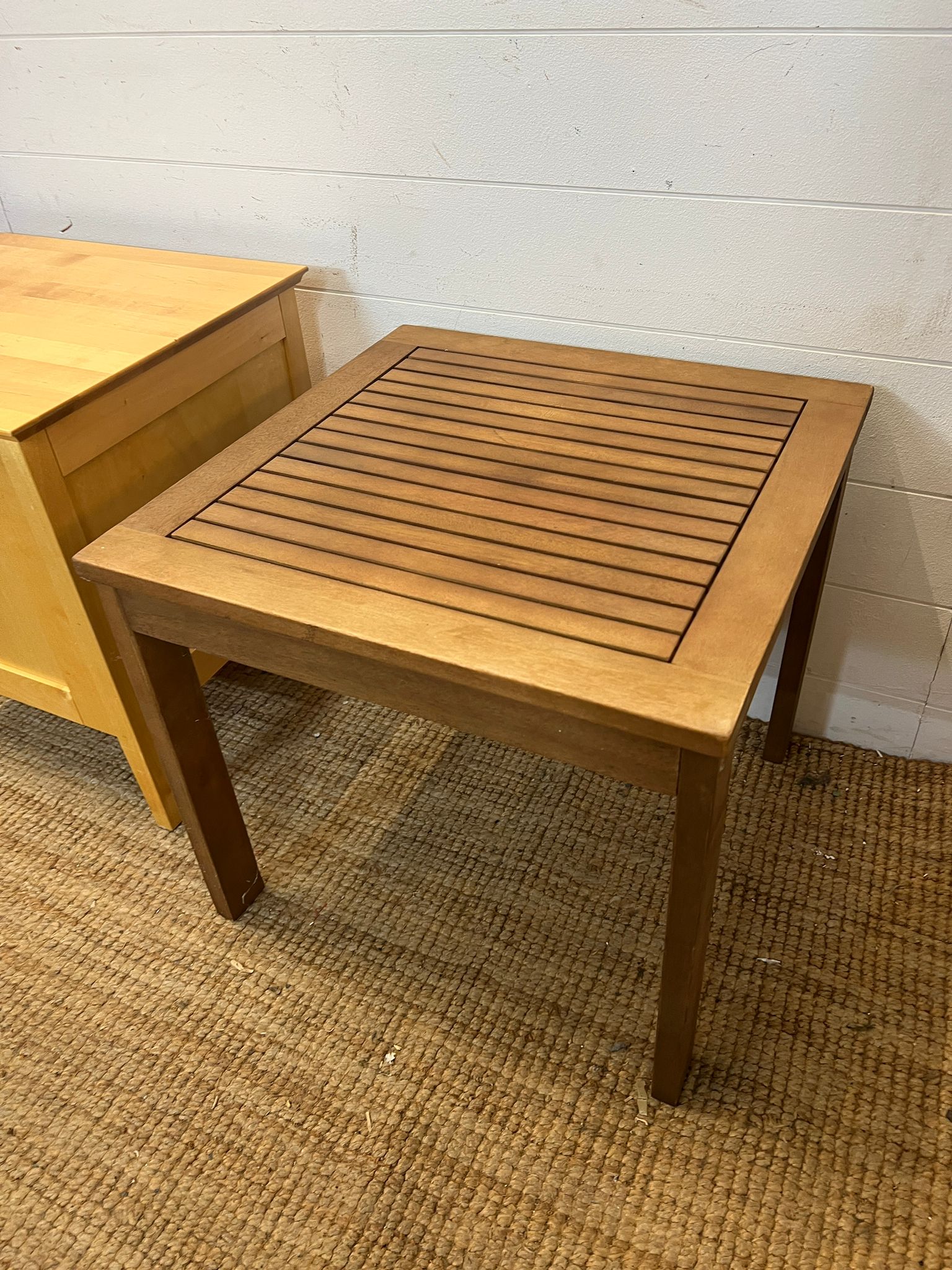 A storage box on legs and a wooden garden table (H45cm Sq50cm) - Bild 3 aus 3