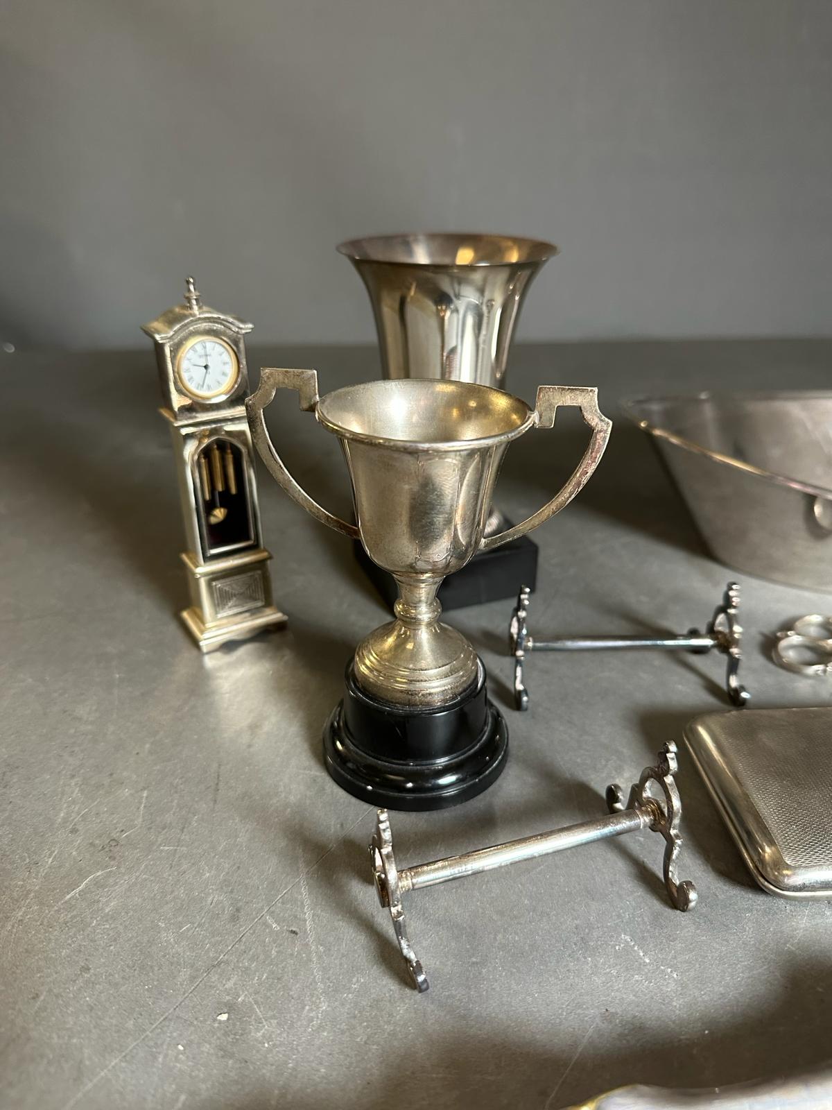 A quality selection of silverplated items to include a fish scale tray, knife rests, berry spoons, - Image 5 of 5
