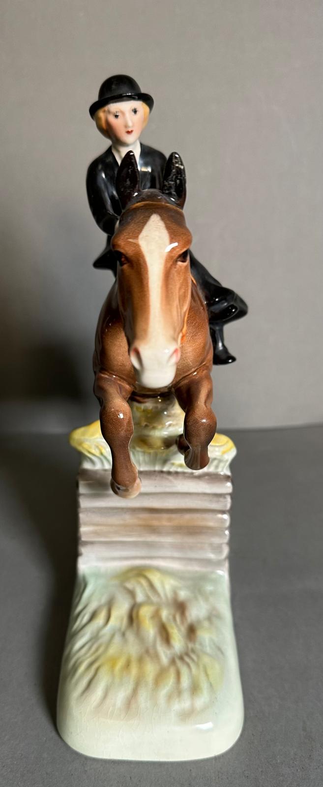 A Beswick figure of a lady riding a hunter AF - Image 3 of 5