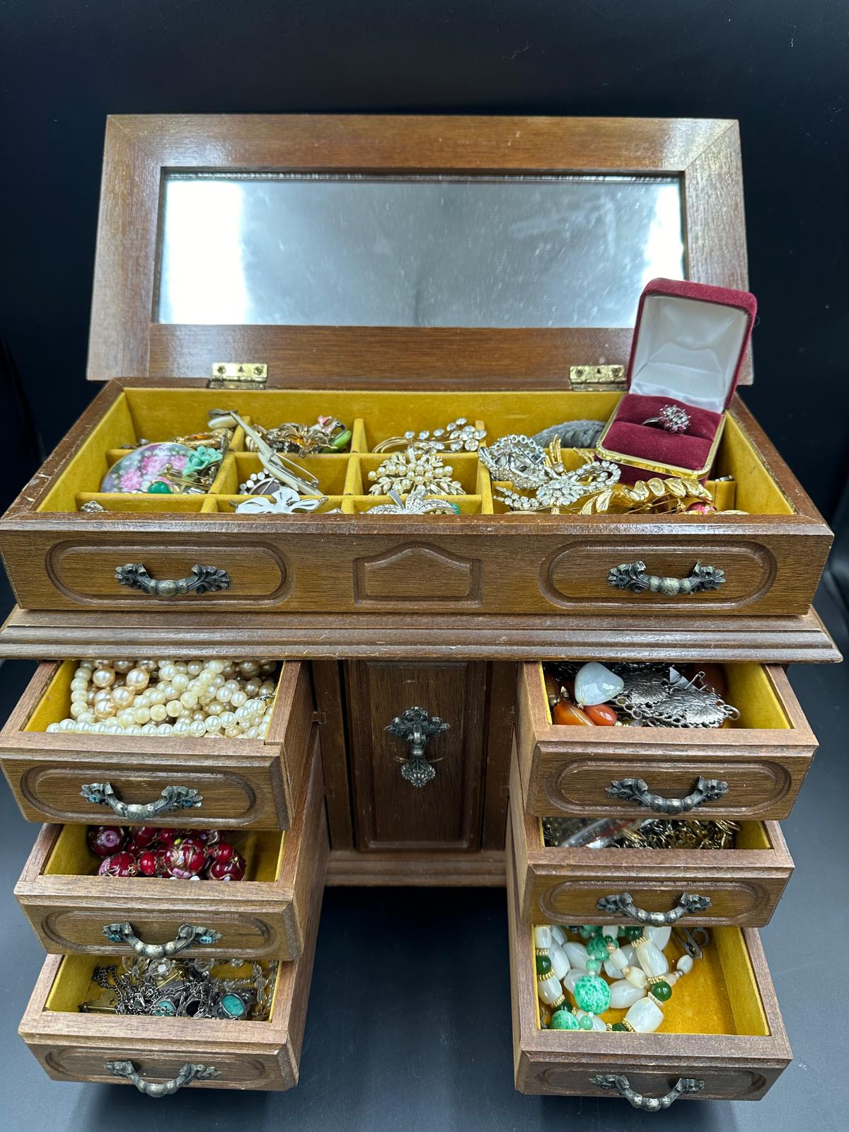 A jewellery box with a selection of quality costume jewellery - Image 2 of 2