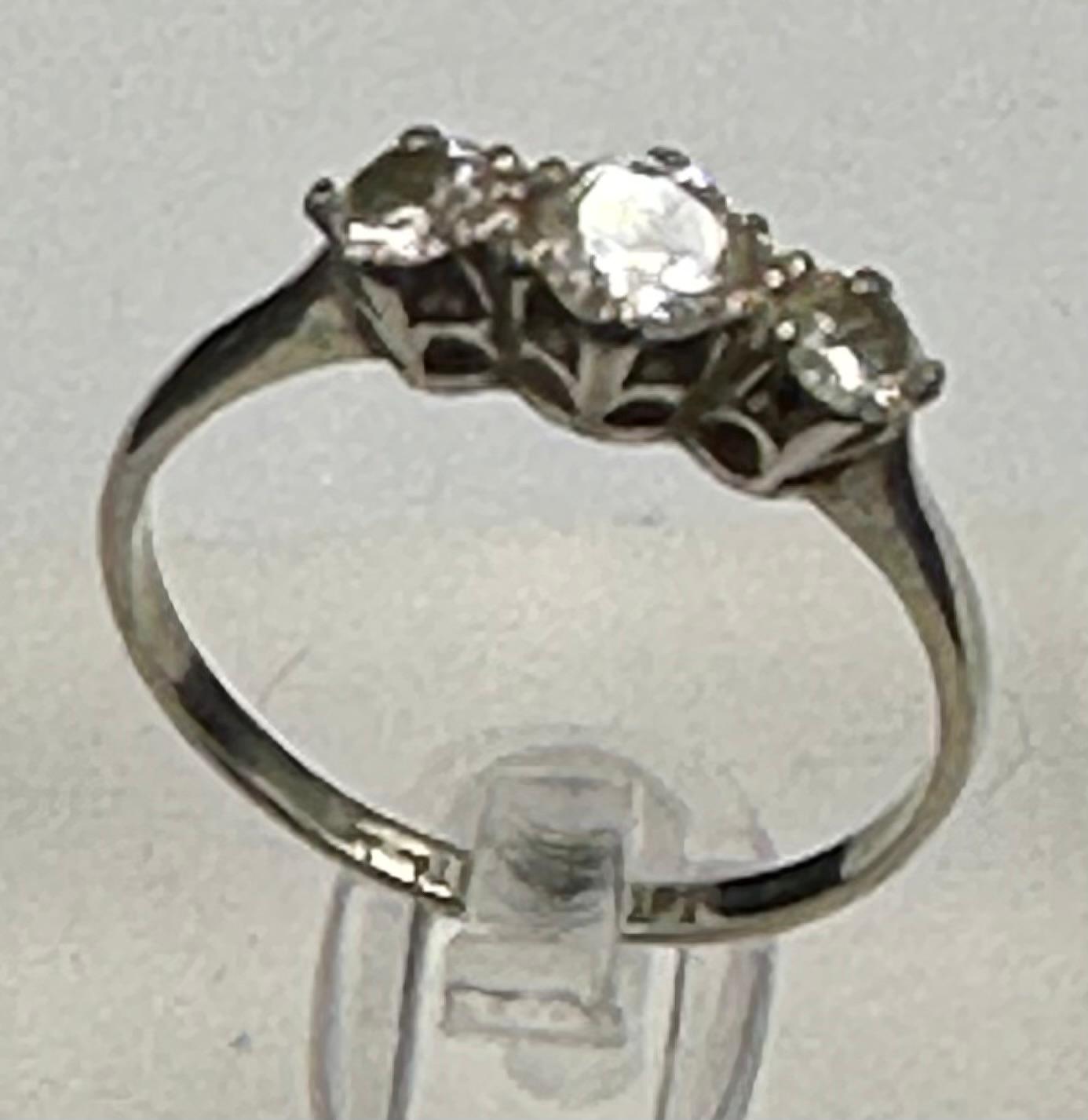 A three stone diamond ring on 18ct white gold and platinum set Size N - Image 4 of 5