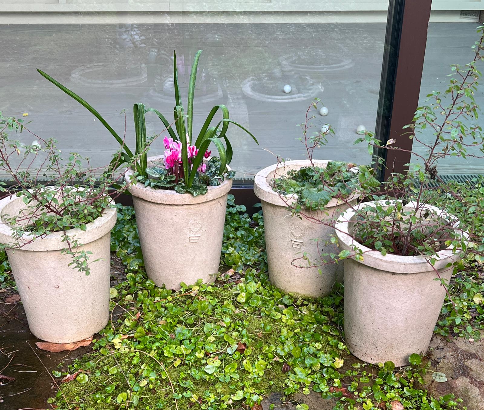 A set of four planters (H29cm Dia27cm)