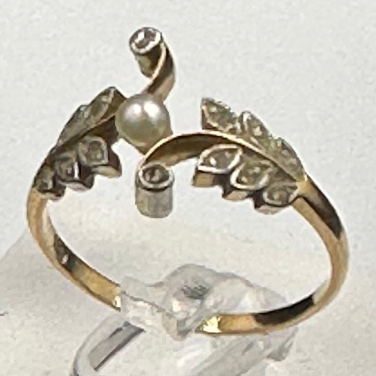 An 18ct pearl and leaf themed ring with an approximate total weight 2.3g Size M - Image 4 of 4