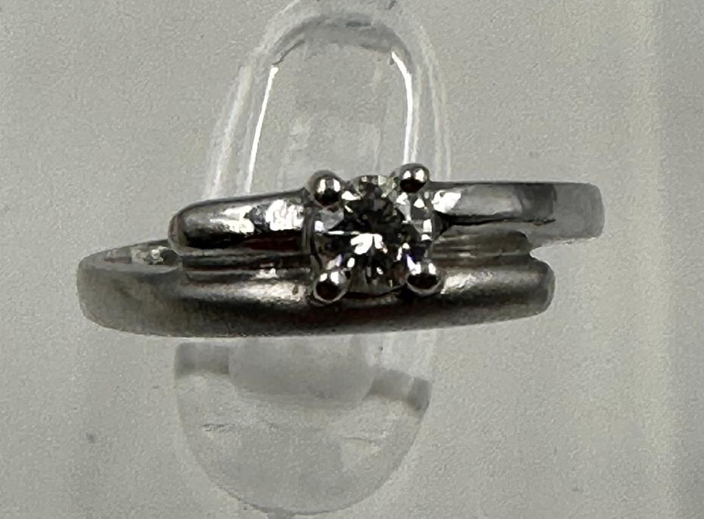 A contemporary white gold and diamond ring, size I - Image 2 of 6