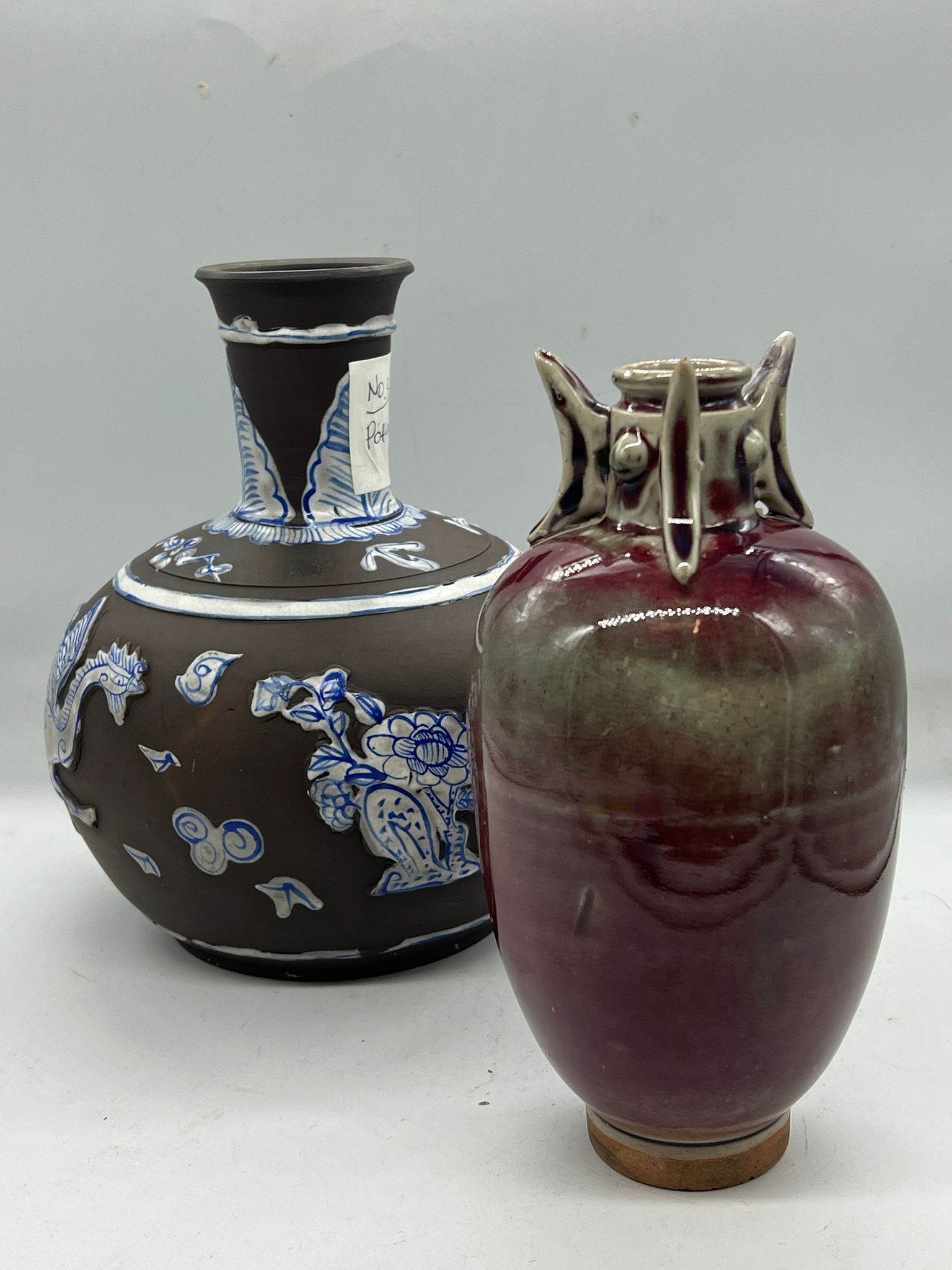 Two porcelain vases (H23cm)