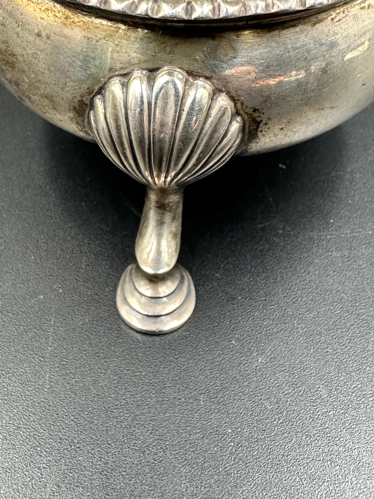 A hallmarked silver cruet on three shell feet by F B Thomas & Co London 1895 - Image 3 of 3