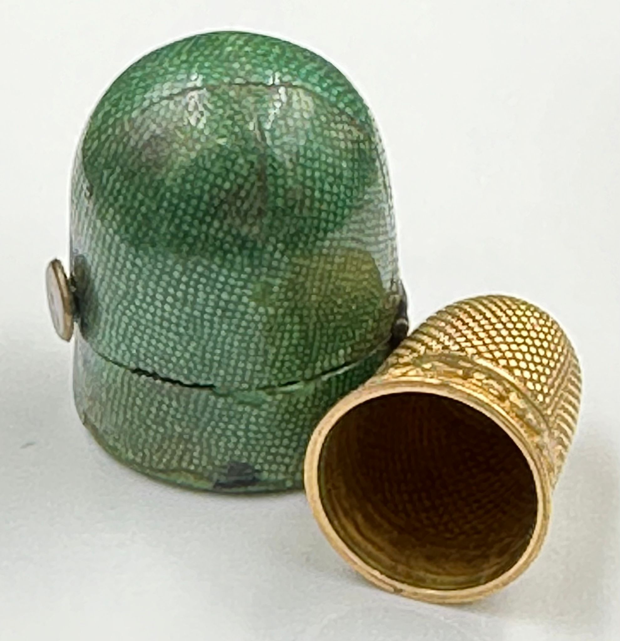 A gold thimble, approximately 4.4g, in a green shagreen holder. - Image 4 of 4