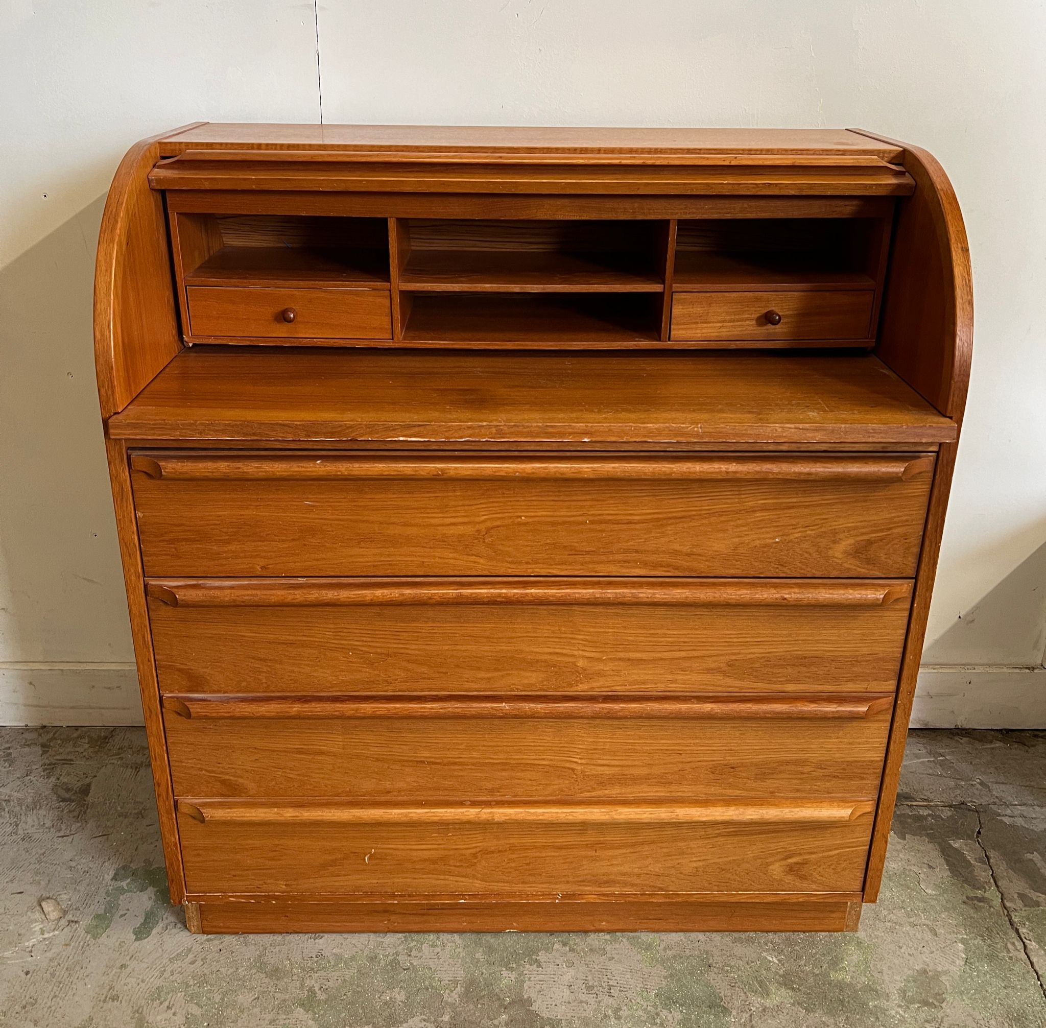 A teak roll top bureau (H100cm W90cm D48cm)