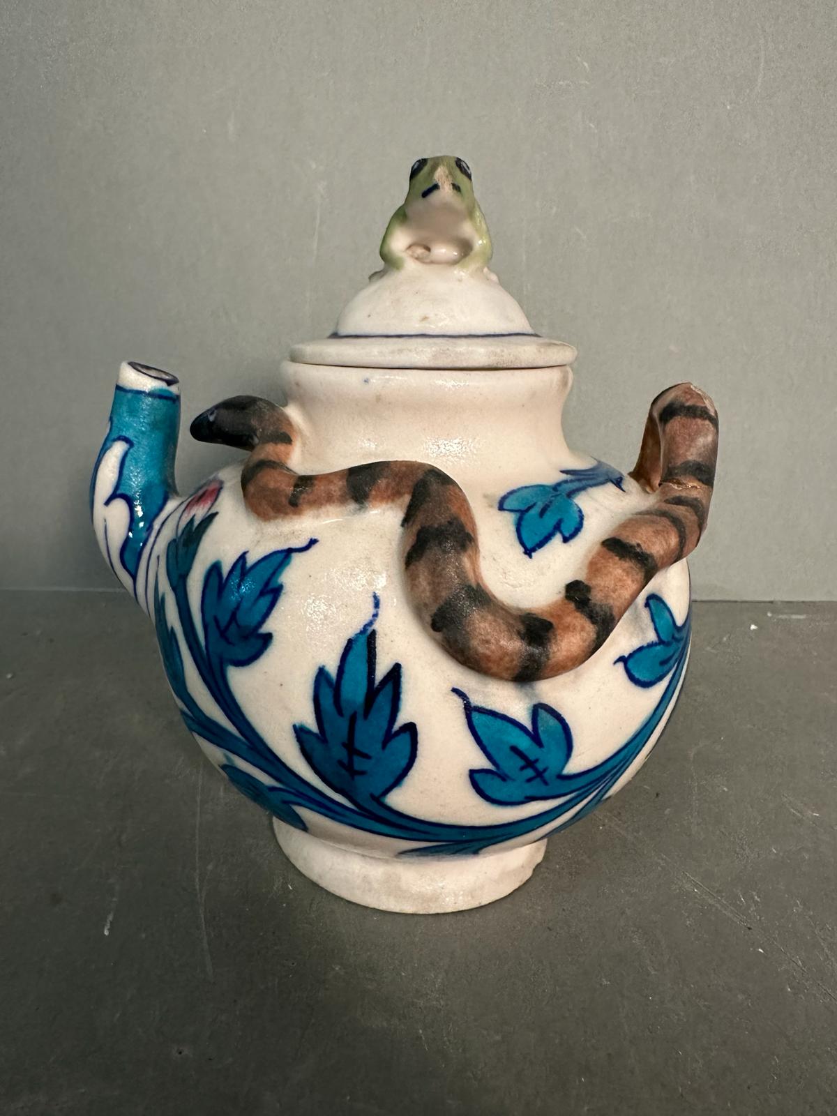 A small Chinese style teapot with a blue leaf design, snake handle and a decorative frog finial to - Image 3 of 4