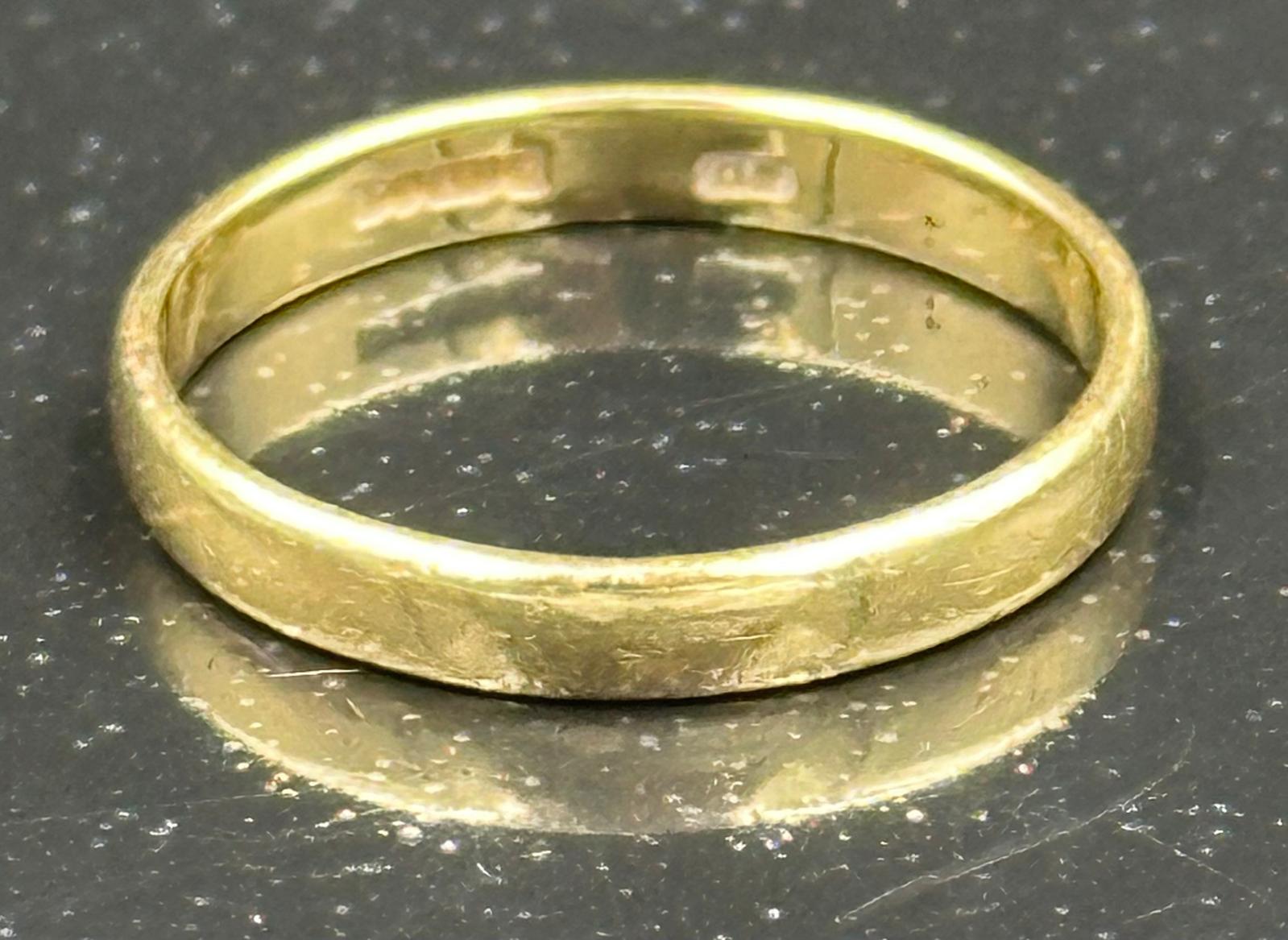 18ct gold band. Size L. 2 grams