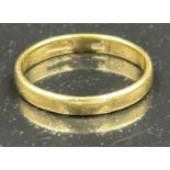 18ct gold band. Size L. 2 grams