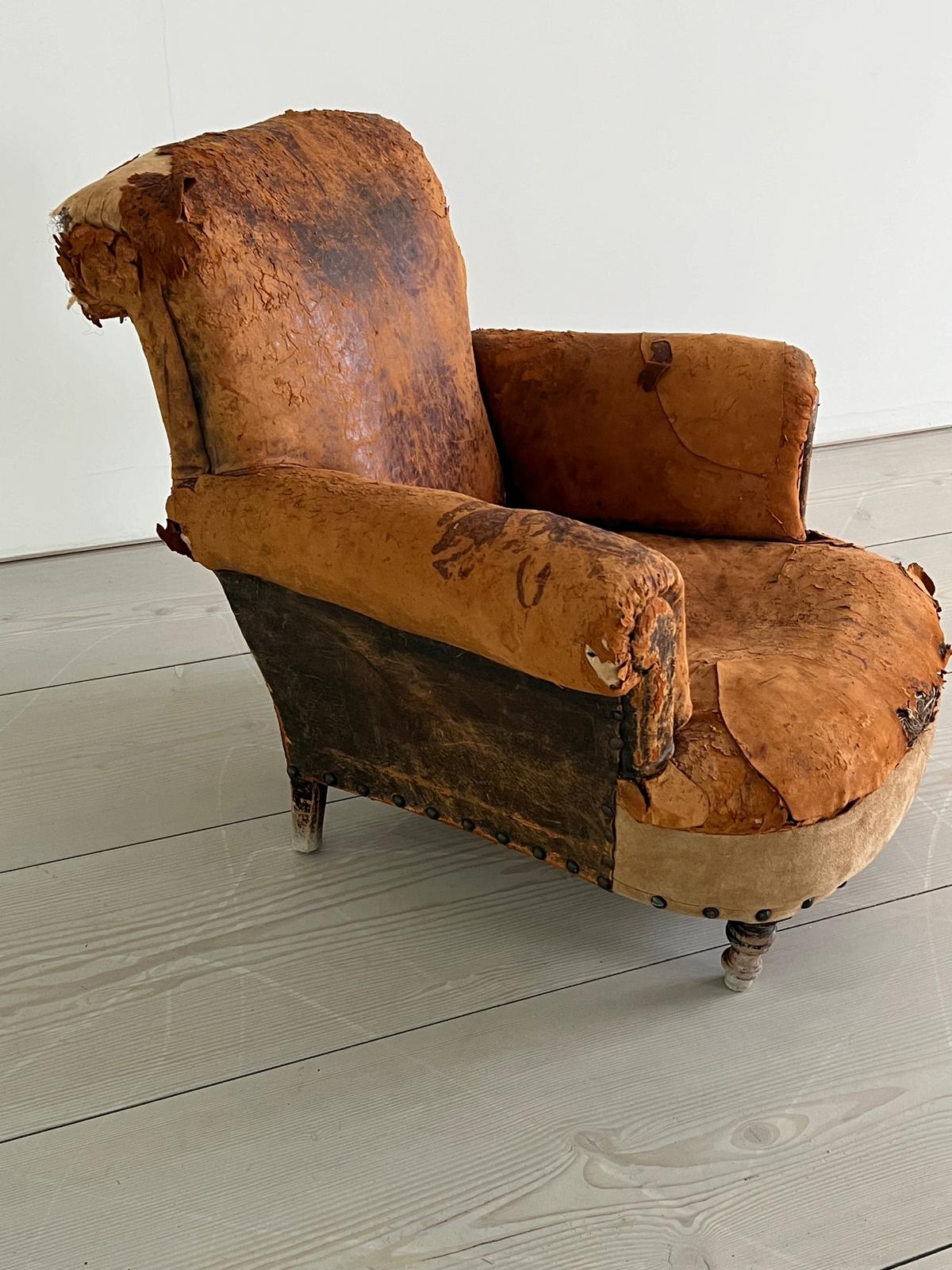An antique leather club chair in a distresses manner (H84cm W87cm D79cm SH32cm - Image 5 of 8
