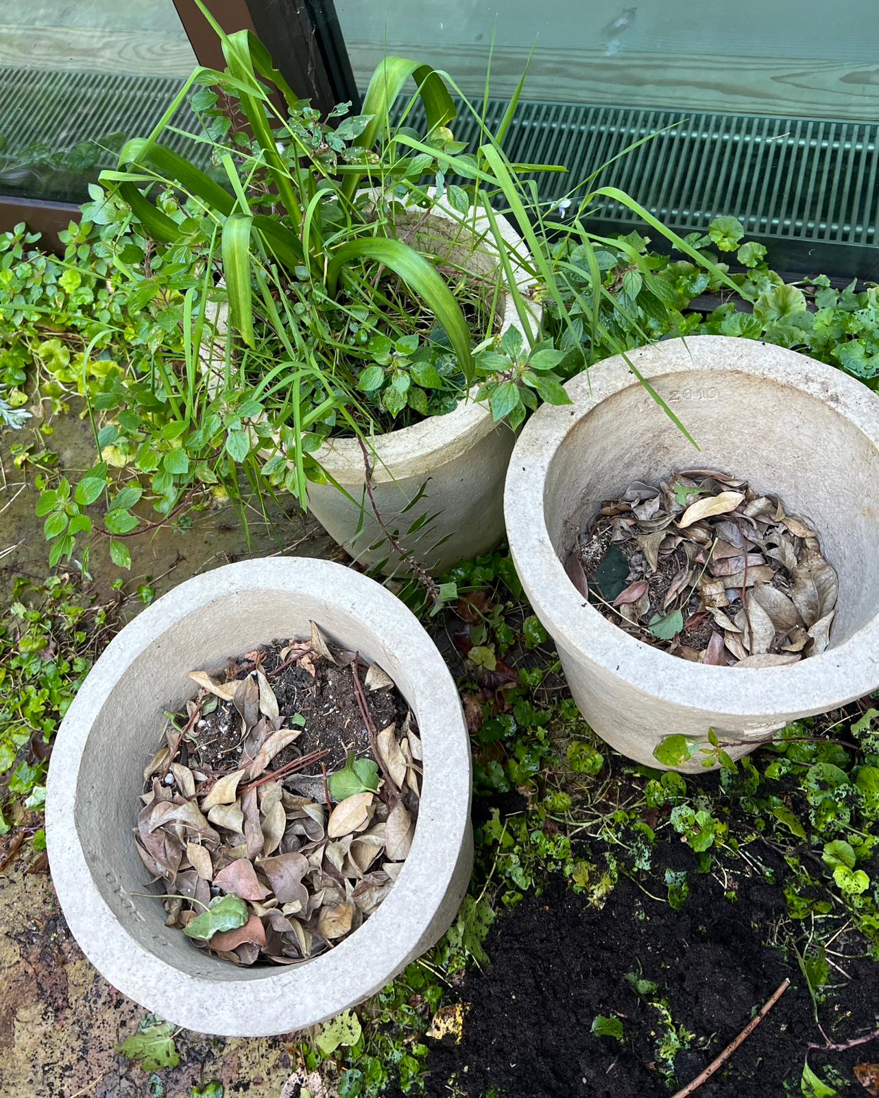 Three composite stone planters/pots tapering to base (H29cm Dia28cm) - Image 3 of 3