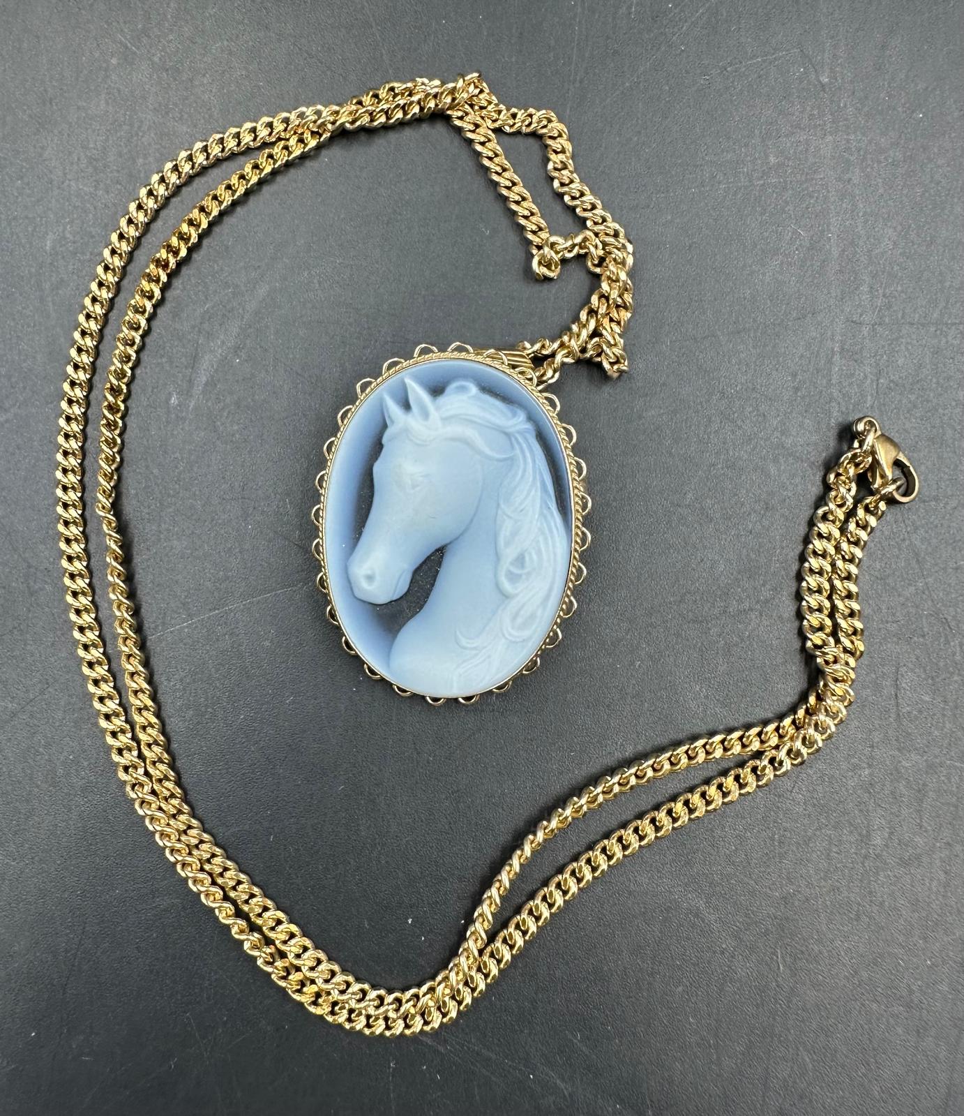 A 9ct gold chain with 9ct gold pendant, cameo style of a horses head. (Approximate weight of