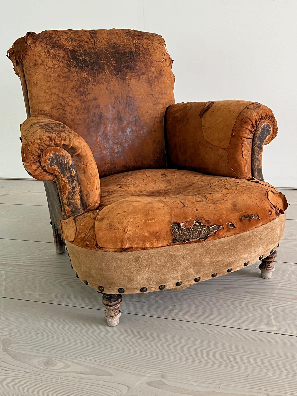 An antique leather club chair in a distresses manner (H84cm W87cm D79cm SH32cm - Image 8 of 8
