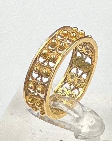 An Arabian gold band ring with filigree decoration, approximate total weight 4g. Size P - Image 2 of 2