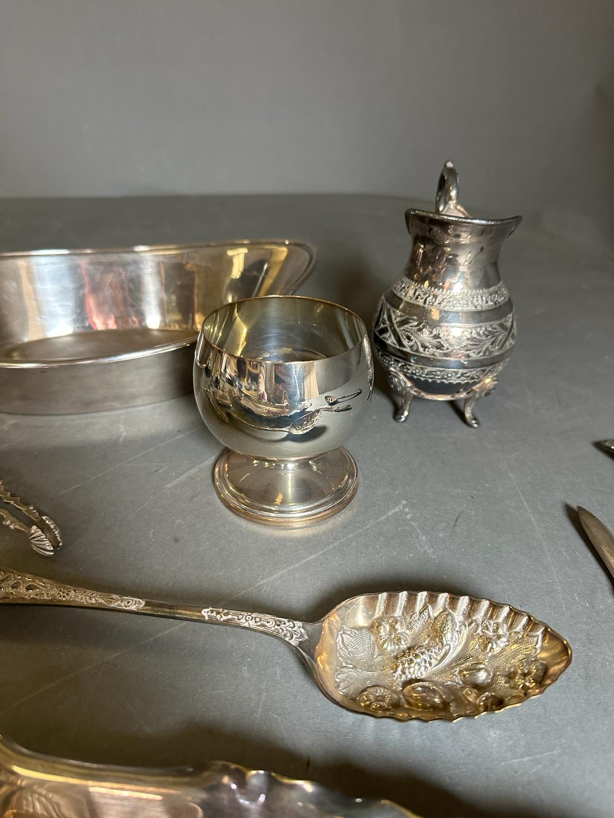 A quality selection of silverplated items to include a fish scale tray, knife rests, berry spoons, - Image 2 of 5