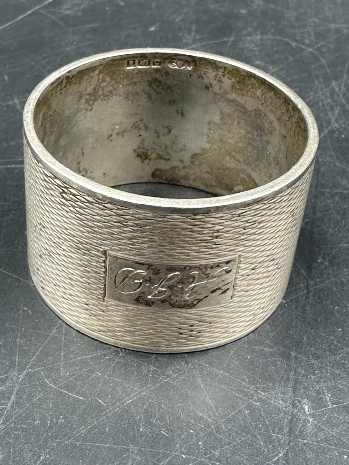 A silver napkin ring hallmarked for Birmingham 1971 and stamped T & S (Total weight 69g) - Image 4 of 6