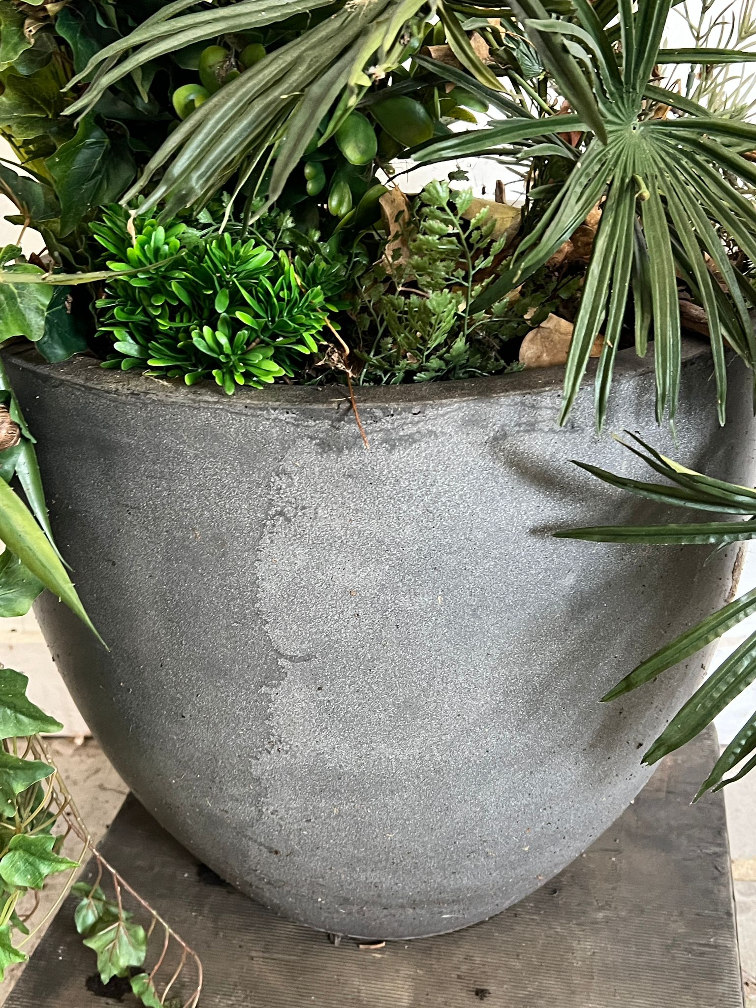 A large copper style planter with artificial palms and ivy - Image 3 of 3