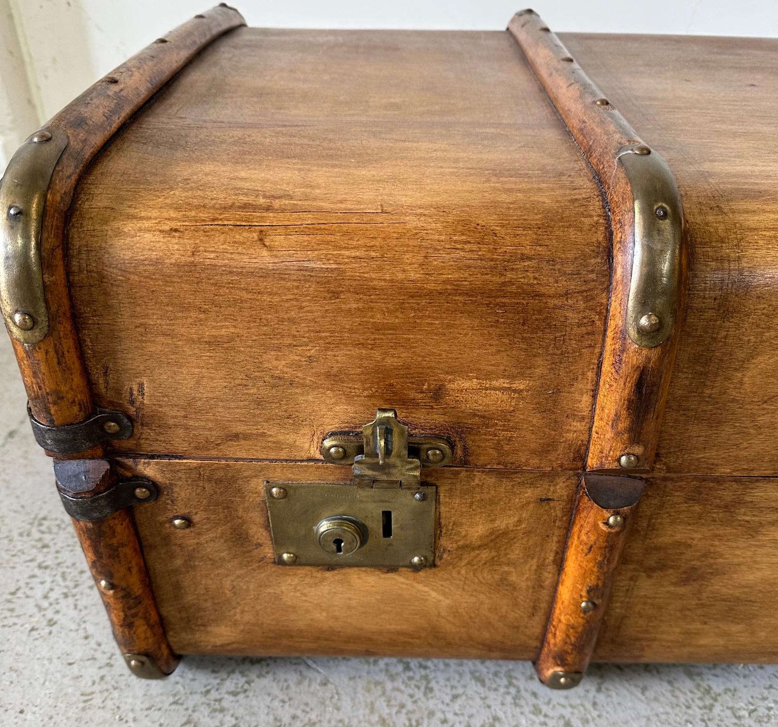 A vintage wooden banded steamer trunk with brass fittings, opening to single shelf with stripped - Image 4 of 5