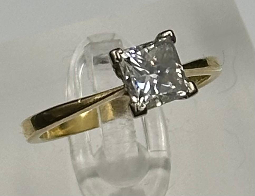 Princess cut diamond solitaire ring mounted in 18ct gold. Hallmarked 750. Central diamond weighing - Image 3 of 4