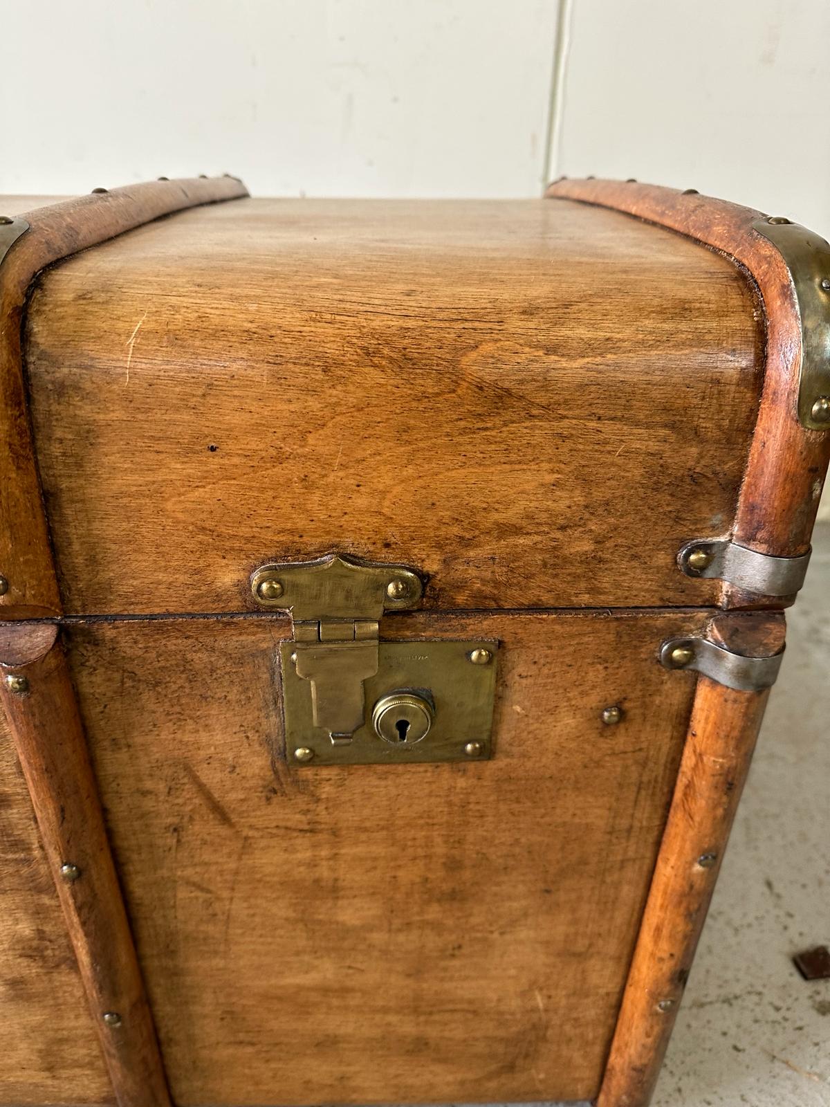 A vintage wooden banded steamer trunk with brass fittings and leather strap handles to ends - Image 4 of 6