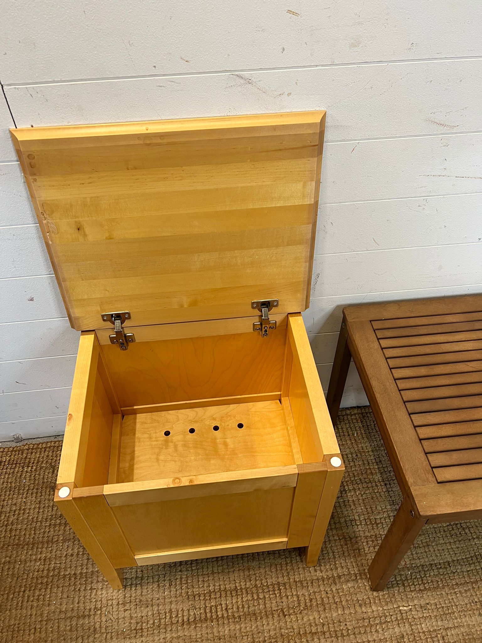 A storage box on legs and a wooden garden table (H45cm Sq50cm) - Bild 2 aus 3