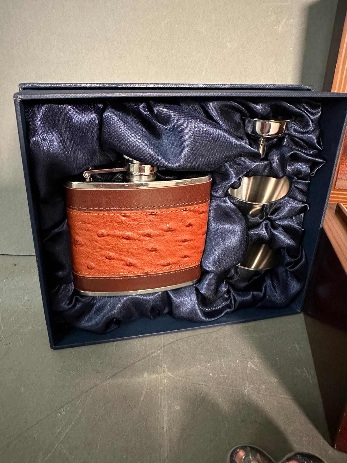 A gentleman's companion set to include Humidor cigar cutter and case and hip flask - Image 4 of 4