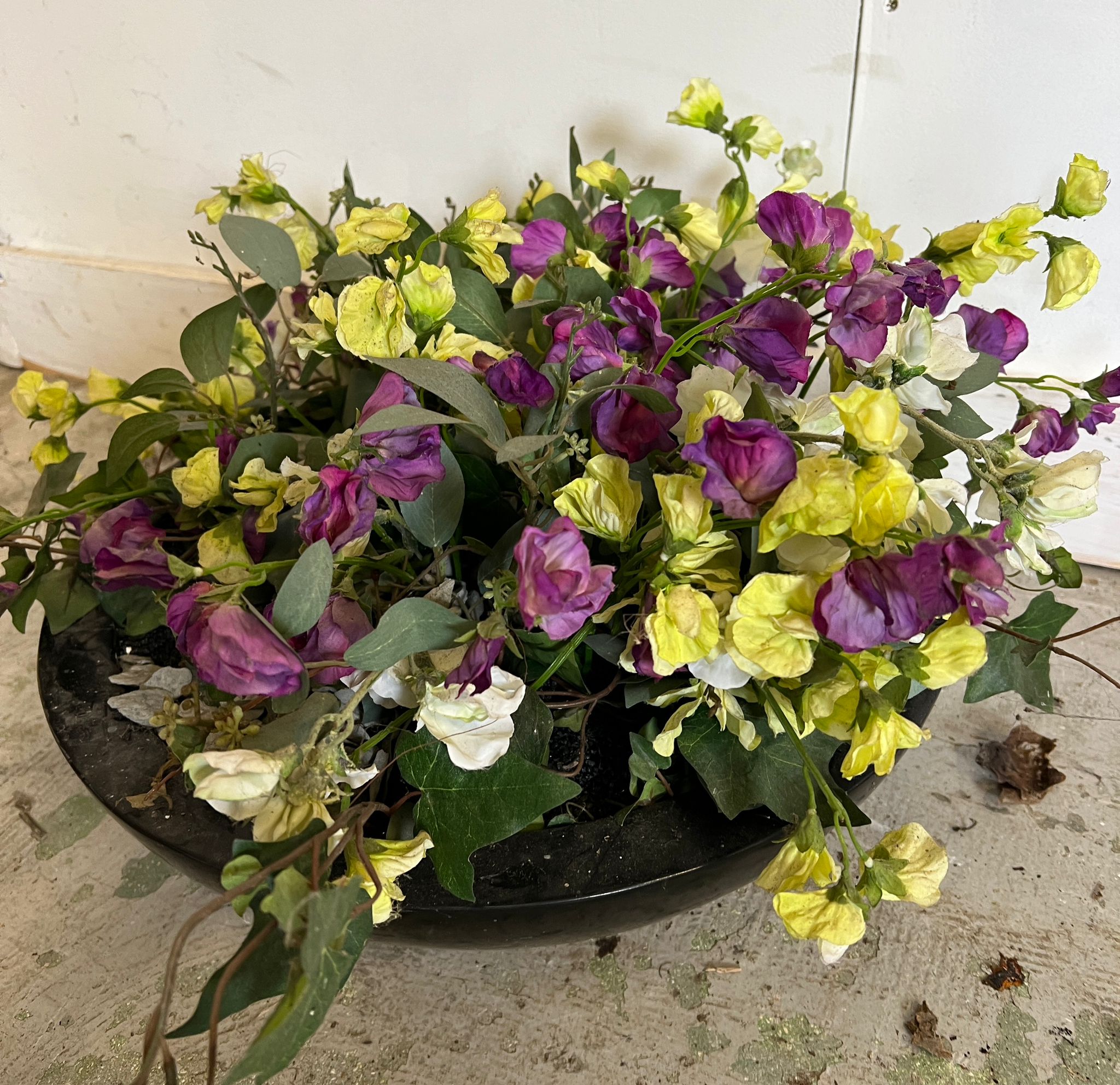 A low circular garden planter with artificial sweet pea flowers (H12cm Dia42cm) - Image 2 of 3