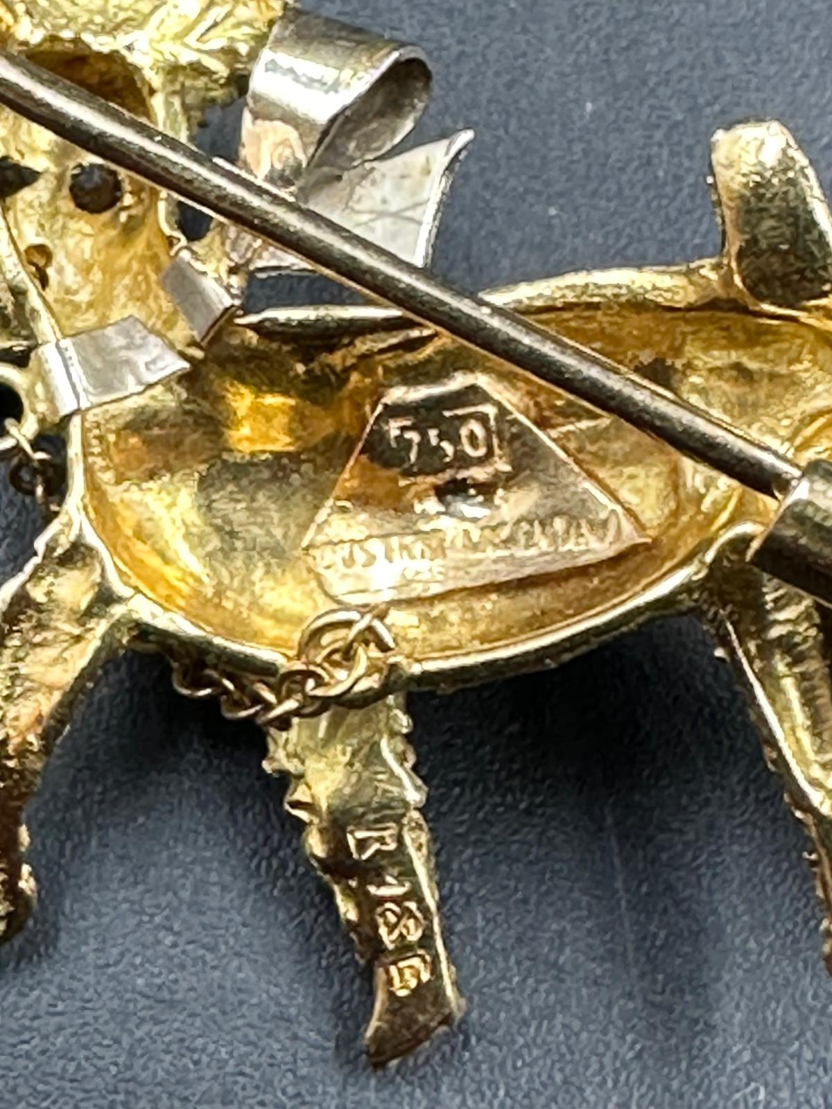 An 18ct gold brooch of a small terrier with pearl capped stick in its mouth (Total weight 5.8g) - Image 4 of 5