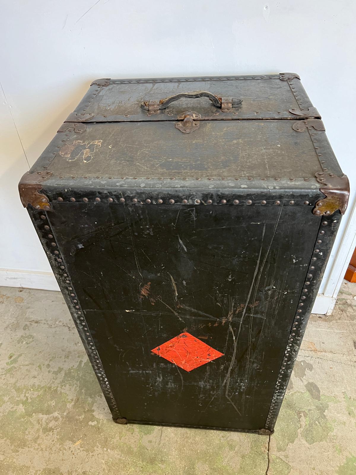 A fantastic example of a fitted steamer trunk, this gentleman's travelling wardrobe has a fitted - Image 3 of 12