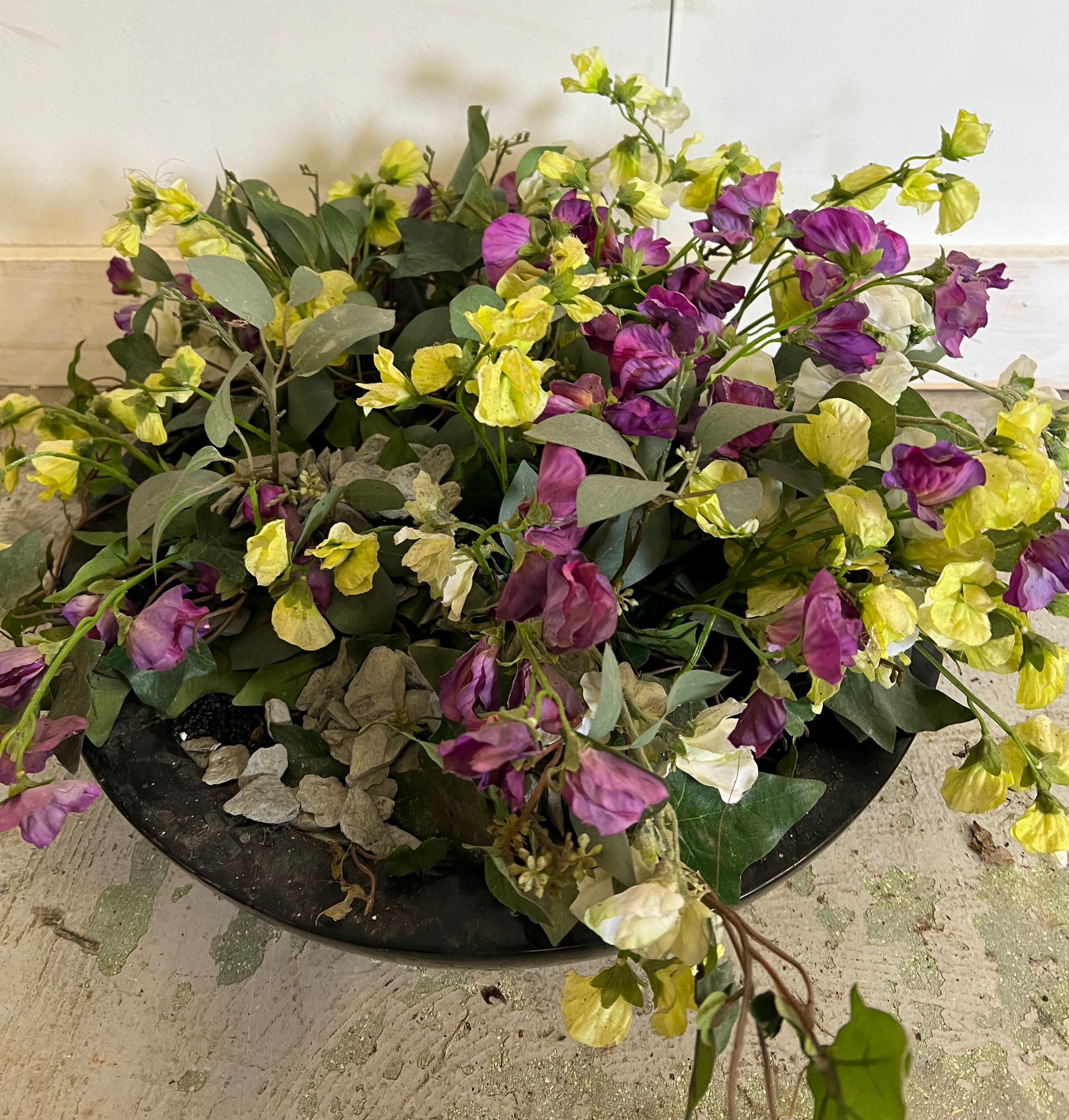 A low circular garden planter with artificial sweet pea flowers (H12cm Dia42cm) - Image 3 of 3