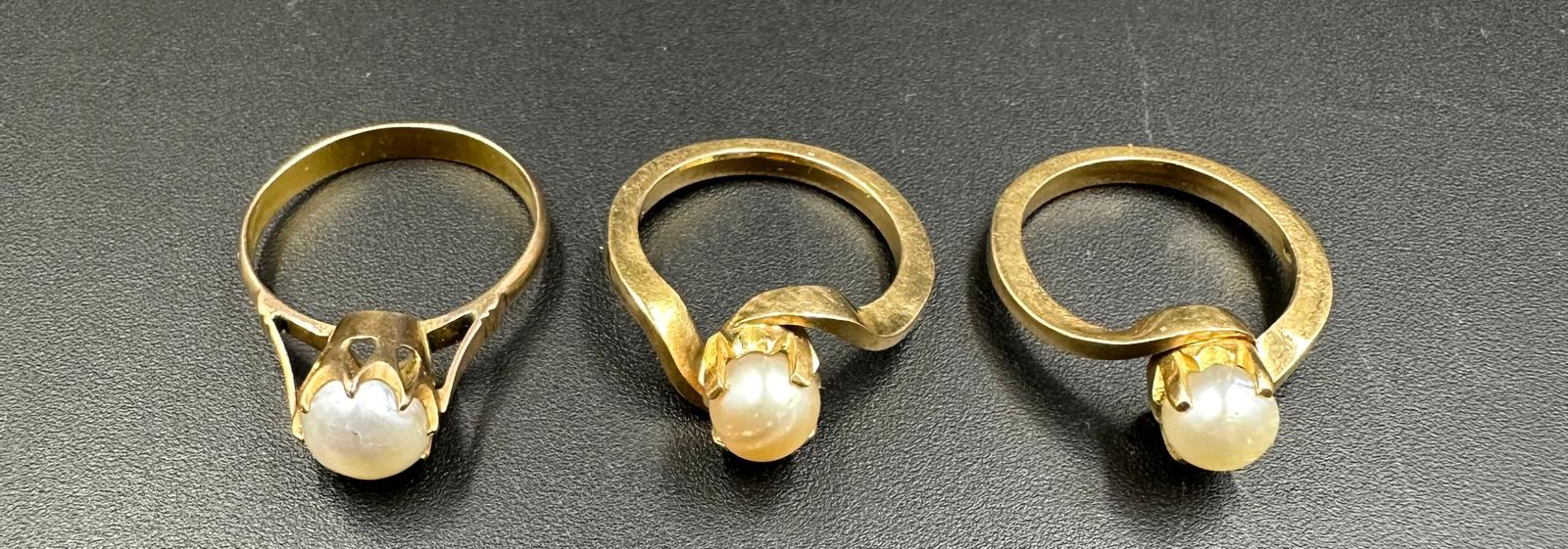 Three gold pearl rings with an approximate total weight of 11g.