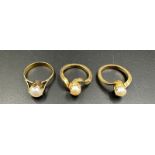 Three gold pearl rings with an approximate total weight of 11g.