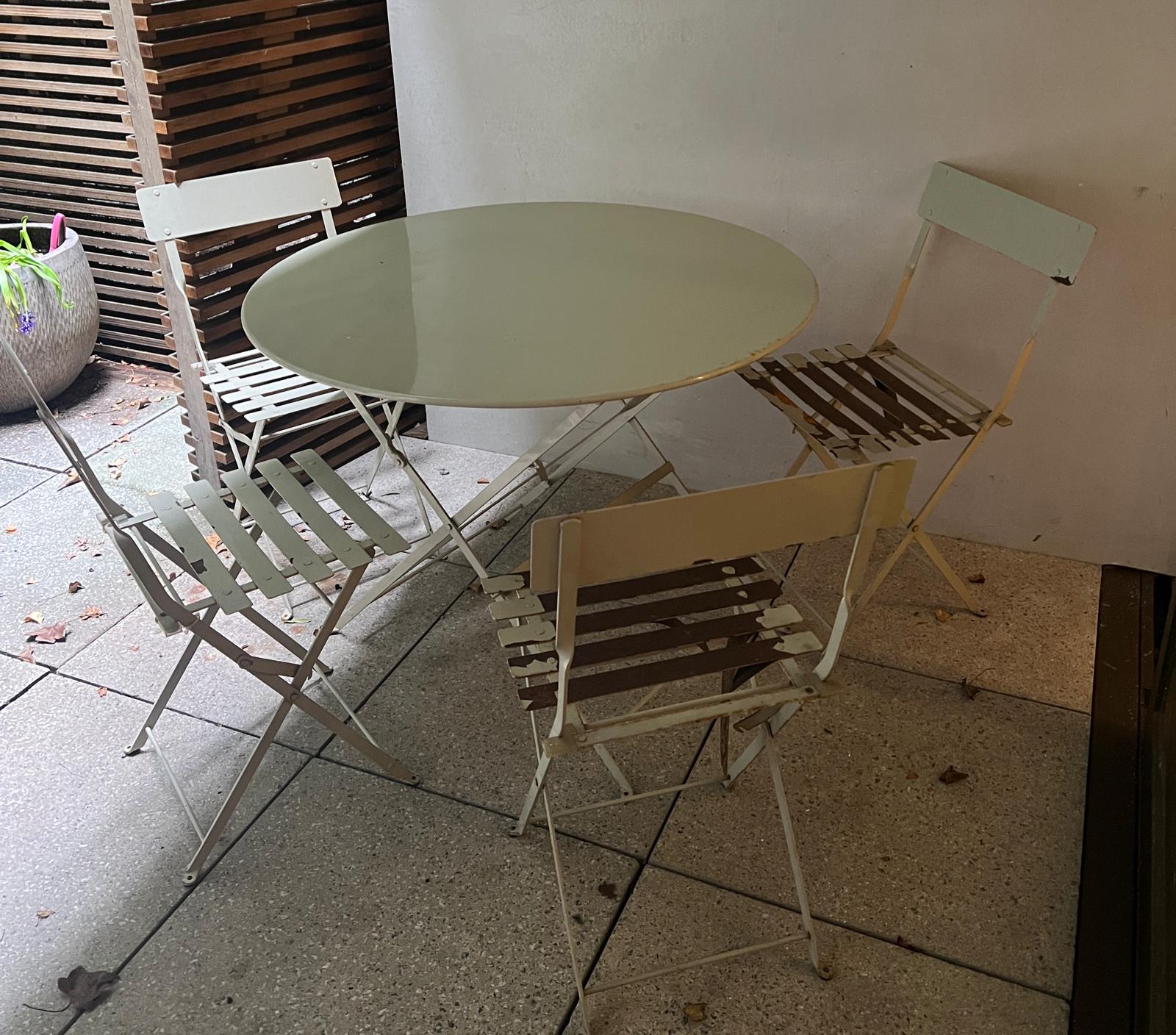 A metal bistro set comprising of a table and four folding chairs (H74cm Dia97cm) - Image 5 of 8