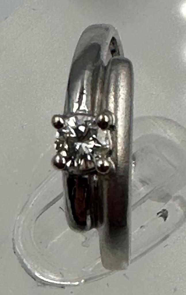 A contemporary white gold and diamond ring, size I - Image 5 of 6