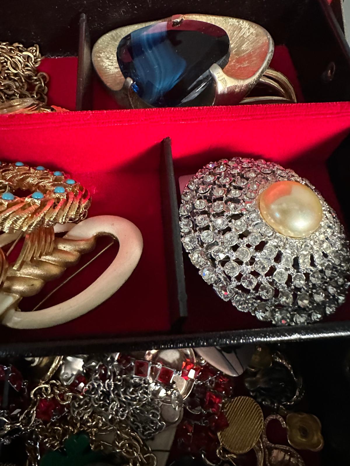 A jewellery box with a variety of costume jewellery. - Image 2 of 5