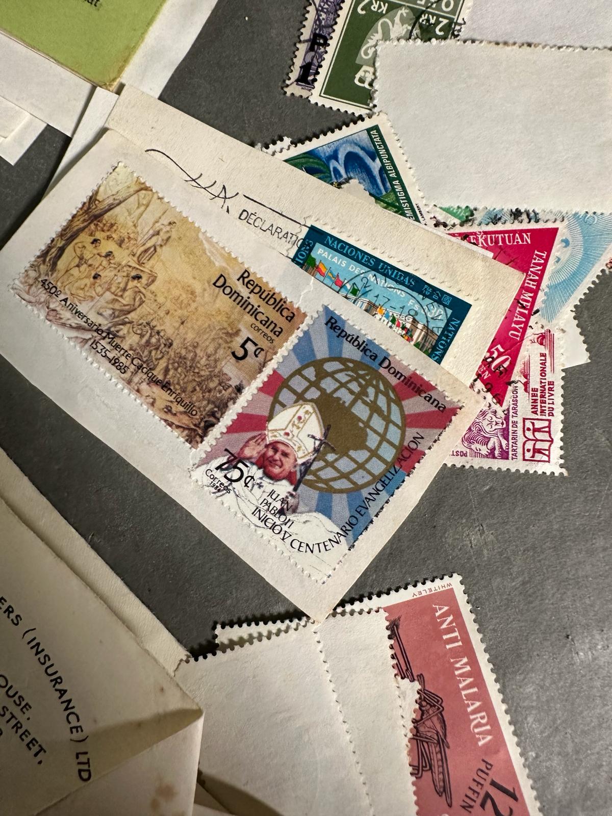 A box of loose World stamps in packets to include Morocco, Australia and Thailand - Image 5 of 8