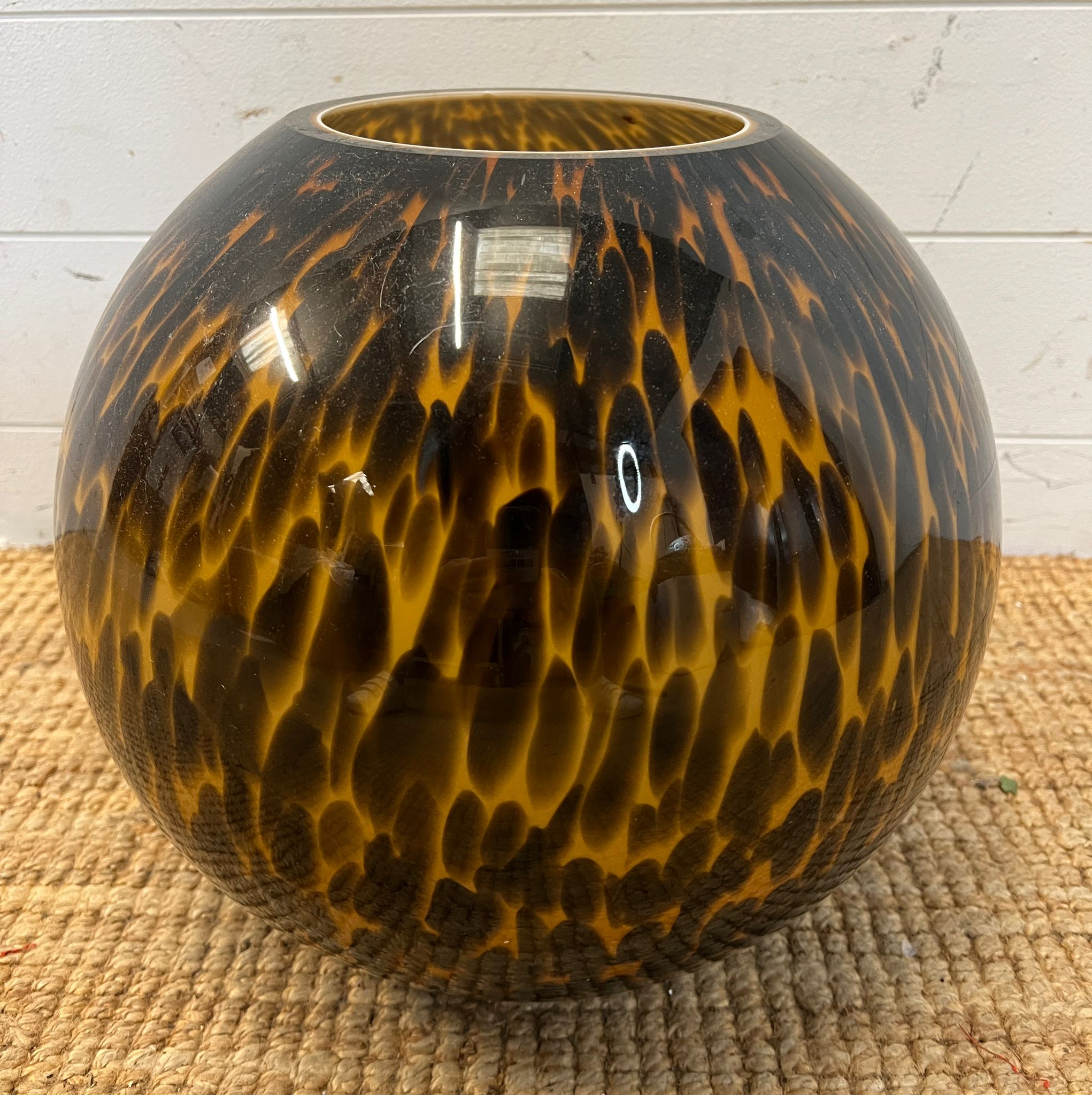 A large globe style vase in a tortoise shell pattern H31cm - Image 2 of 4