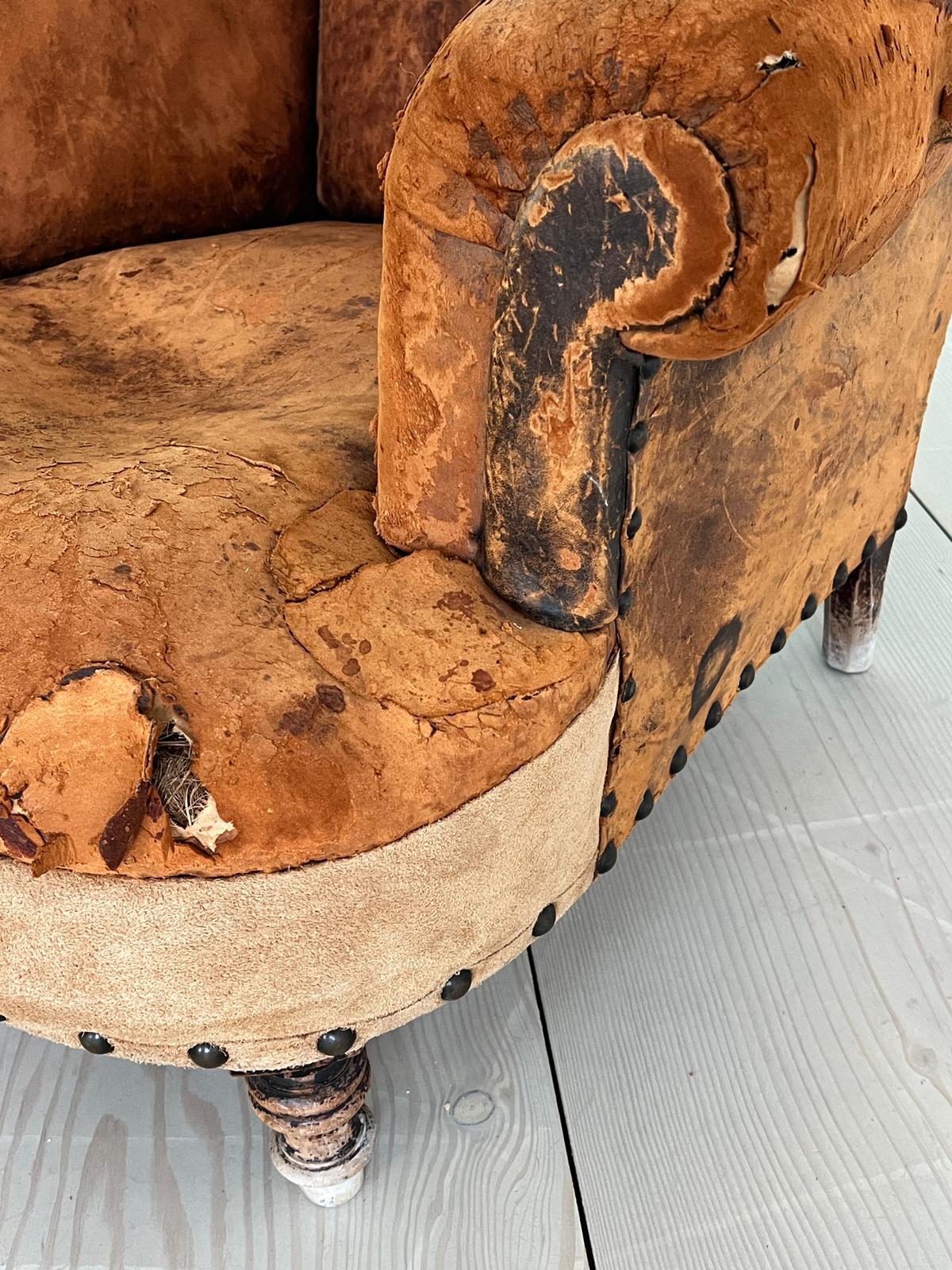 An antique leather club chair in a distresses manner (H84cm W87cm D79cm SH32cm - Image 7 of 8