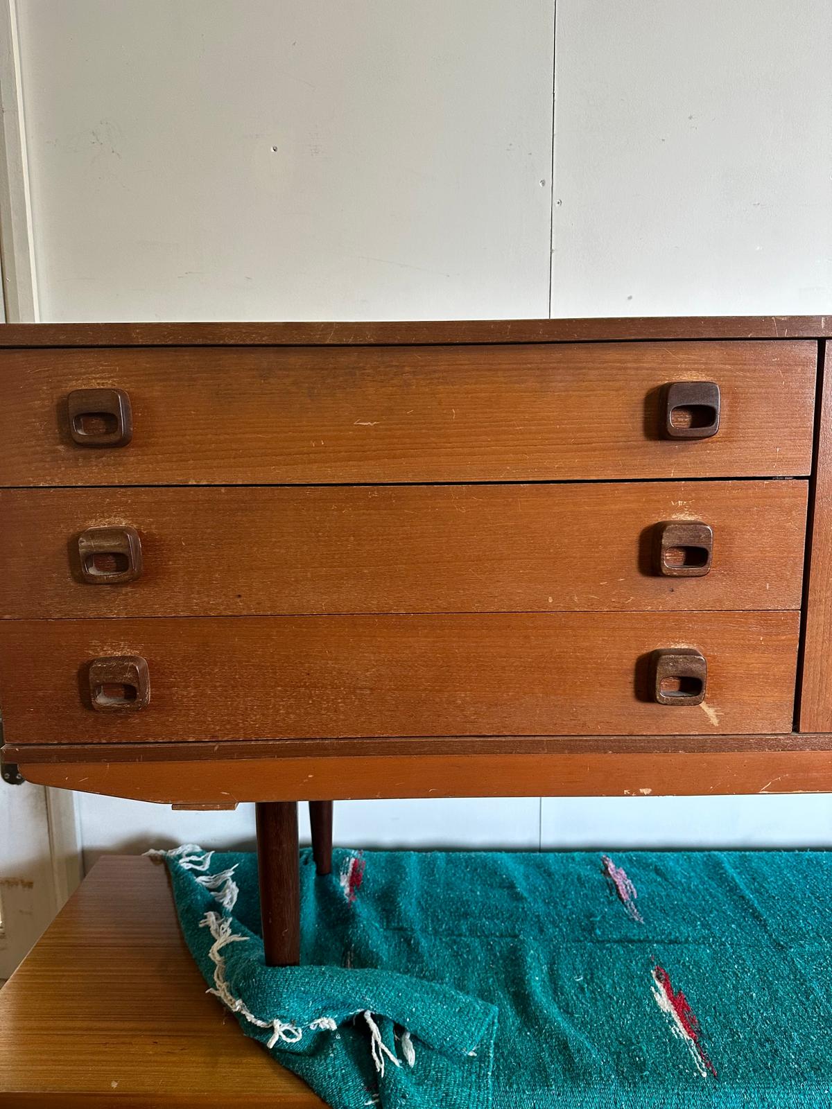 A Mid Century teak sideboard, three drawers and a two door cupboard (H74cm W174cm D44cm) - Image 3 of 6