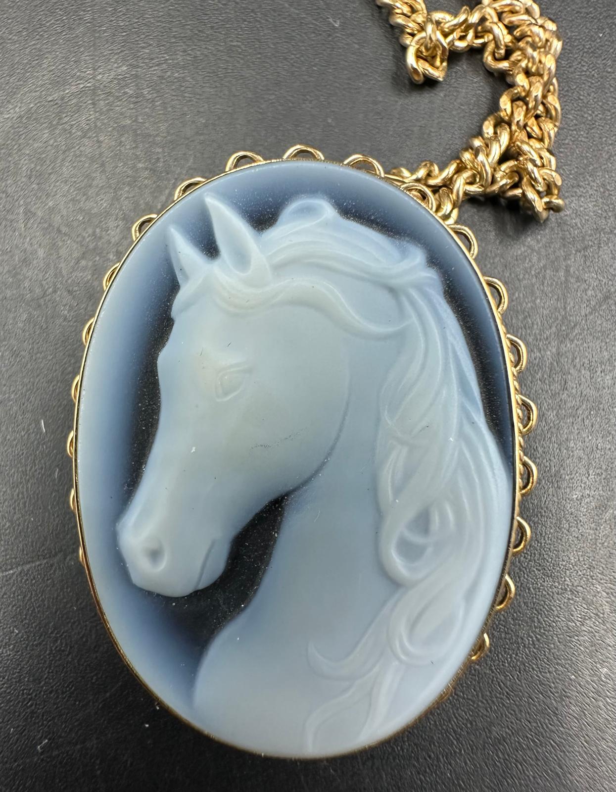 A 9ct gold chain with 9ct gold pendant, cameo style of a horses head. (Approximate weight of - Image 2 of 4