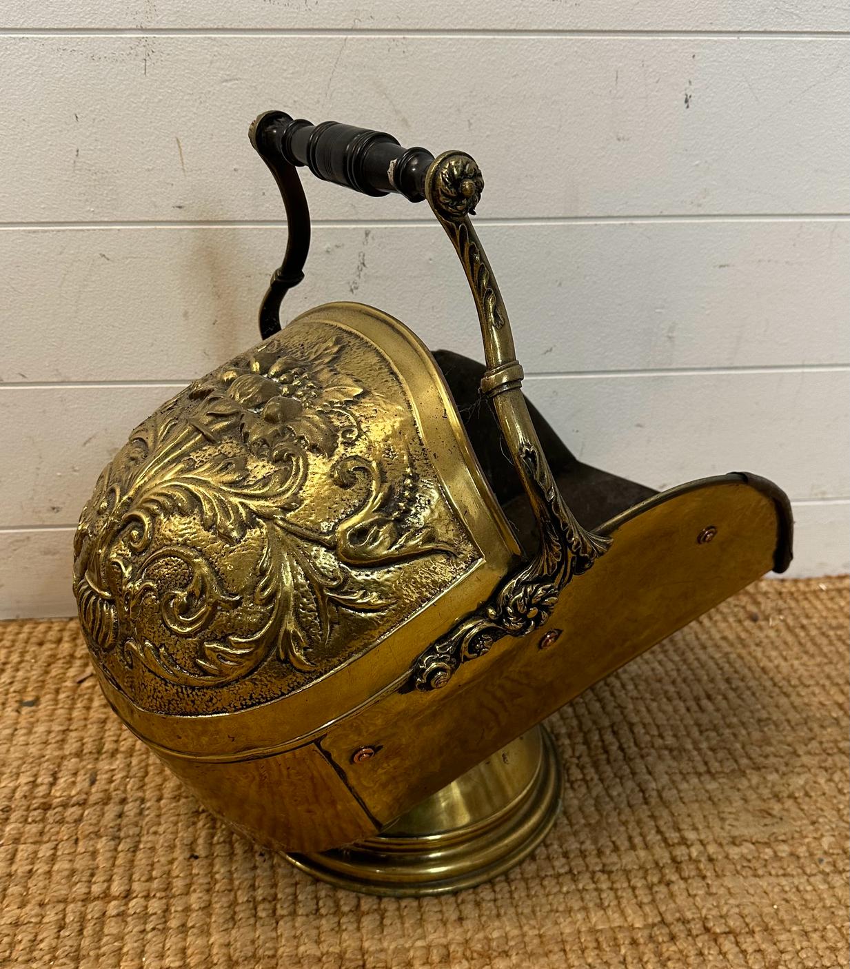 A vintage brass coal scuttle with an arts and crafts repousee pattern - Image 3 of 4