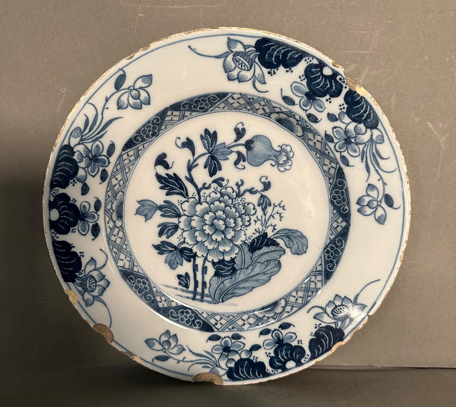 A selection of Chinese blue and white ceramic to include a plate, side plates and a small bowl - Image 9 of 12