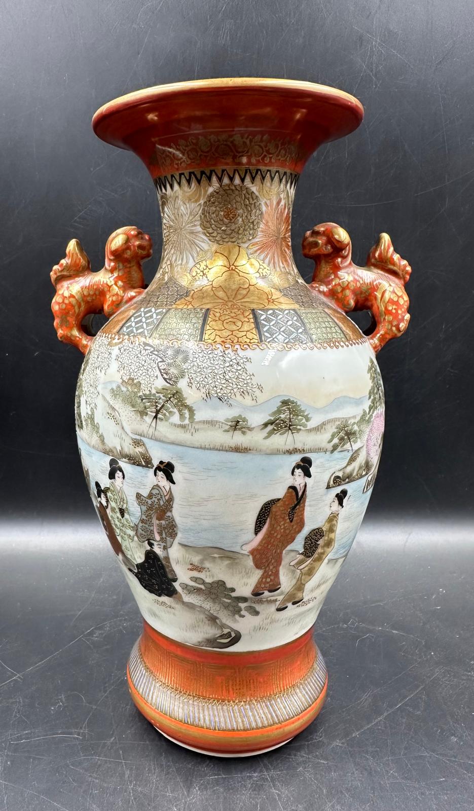 A Japanese Kunai ware Satsuma vase decorated with a lakeside scene featuring Geisha girls and gilt - Image 7 of 7