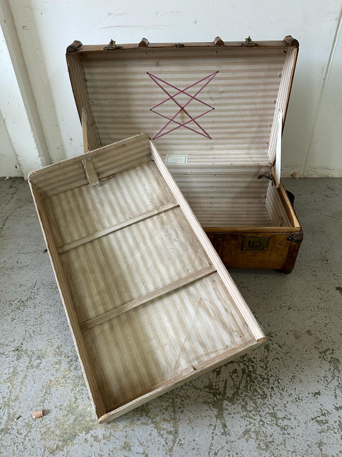 A vintage wooden banded steamer trunk with brass fittings, opening to single shelf with stripped - Image 5 of 5