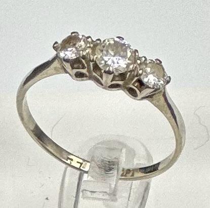 A three stone diamond ring on 18ct white gold and platinum set Size N - Image 5 of 5