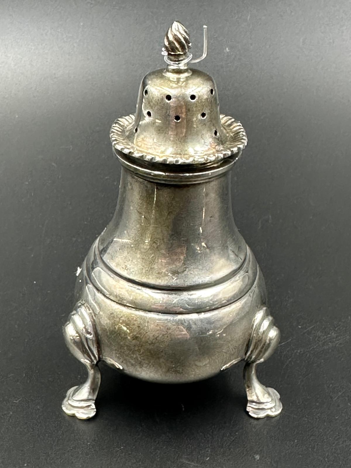 A silver cruet set to include, pepper, salt and mustard pot on hoof feet by J B Chatterley & Sons - Image 2 of 6