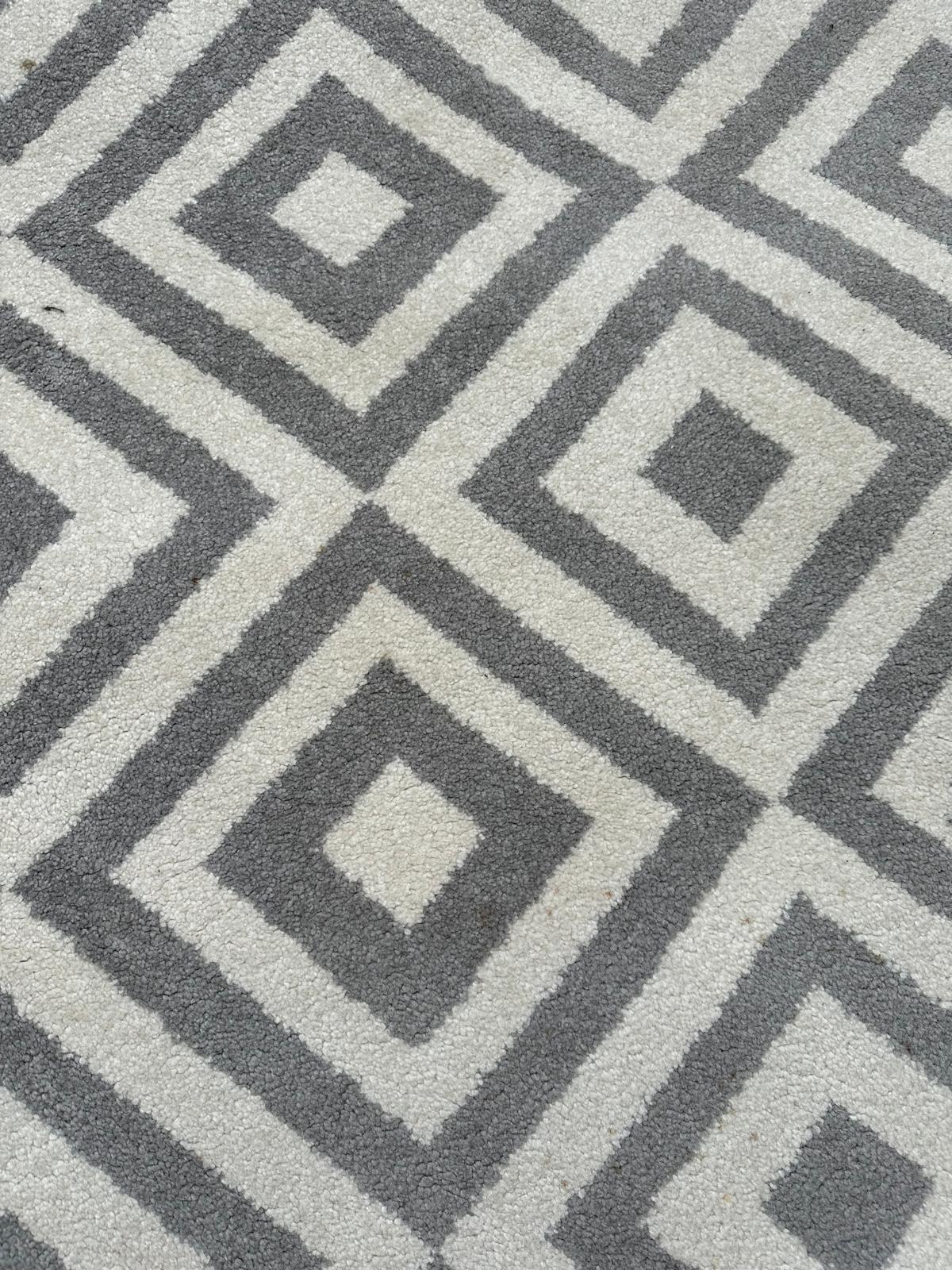 A contemporary rug in a grey and white geometric pattern 160cm x 220cm - Image 4 of 4