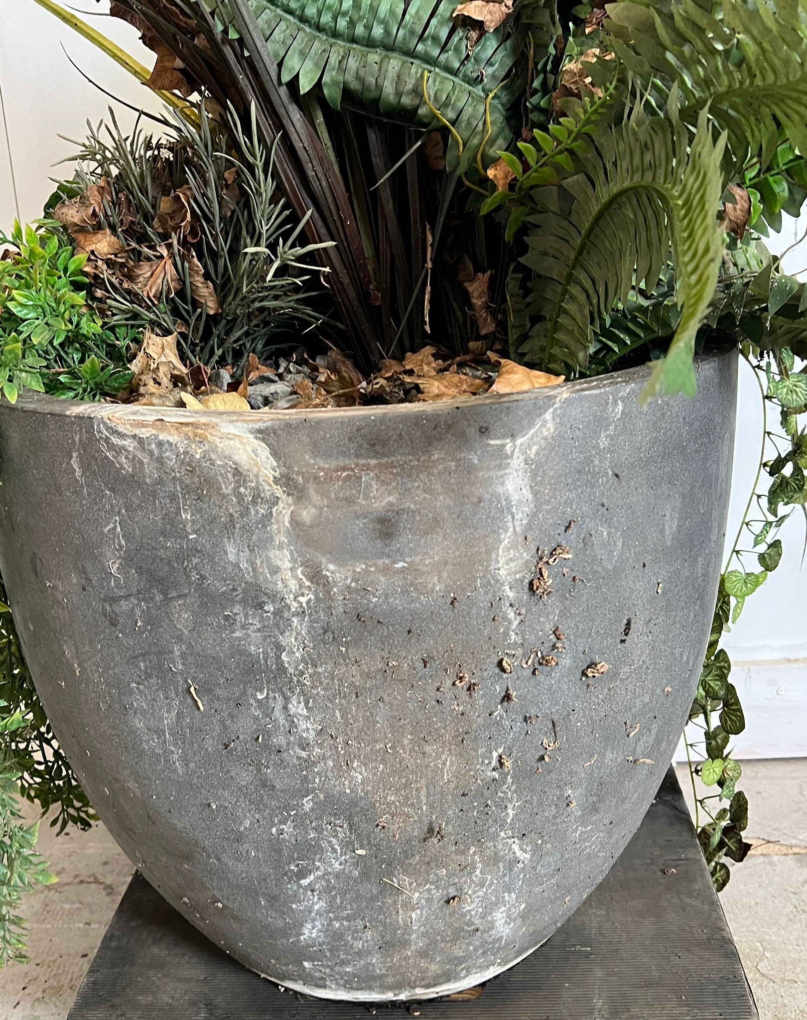 An artificial grass and ivy plants in a slate style pot planter (H46cm Dia46cm) - Image 2 of 3